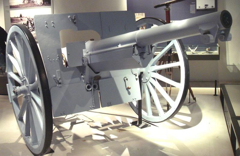 Французская 75-мм пушка образца 1897 года спереди (в музее)